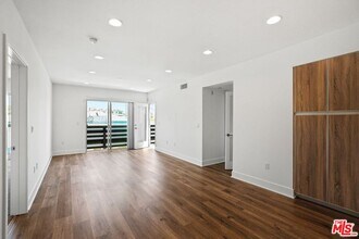 1301 Brockton Ave in Los Angeles, CA - Foto de edificio - Building Photo