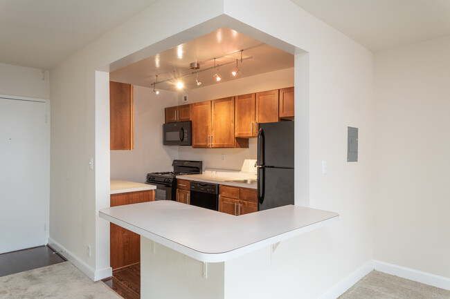 Dominion Towers in Arlington, VA - Building Photo - Interior Photo