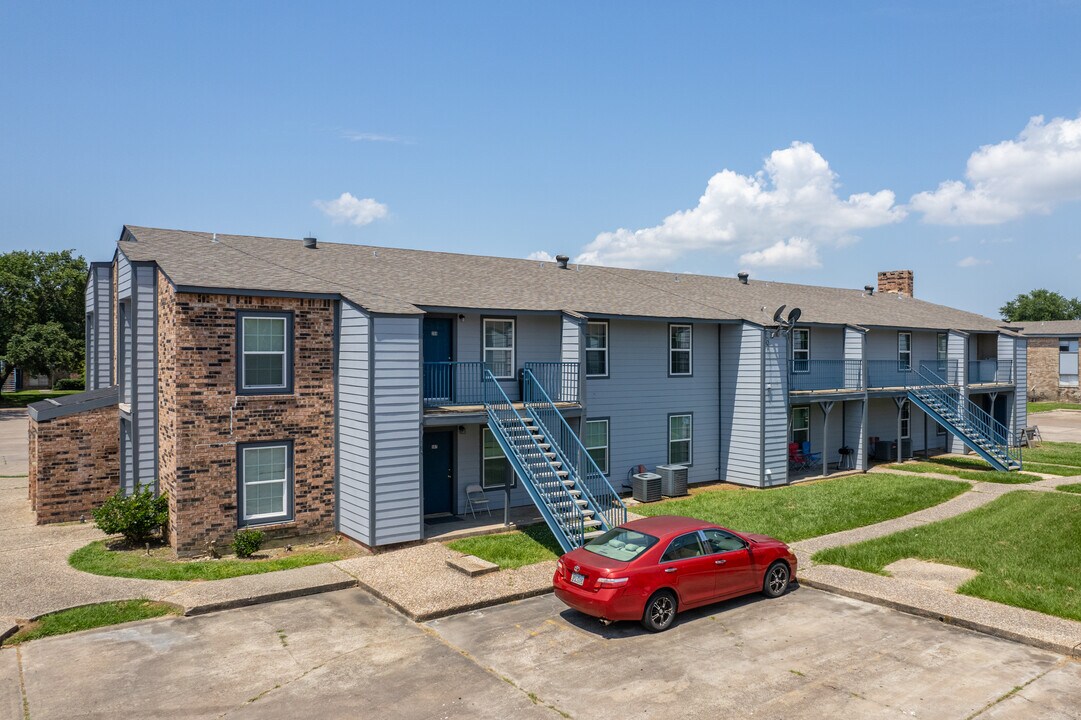 Amber Park Apartments in Groves, TX - Building Photo