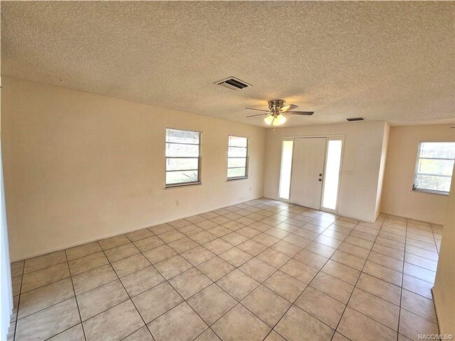 9482 N Davy Way in Citrus Springs, FL - Foto de edificio - Building Photo