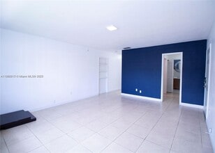 6882 SW 25th St in Miami, FL - Building Photo - Building Photo