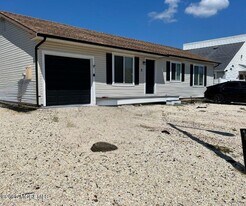 8 Diane Rd in Stafford Township, NJ - Building Photo