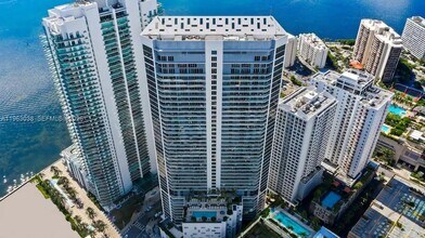 1300 Brickell Bay Dr in Miami, FL - Building Photo - Building Photo