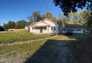 2581 E Main St in Star City, IN - Building Photo