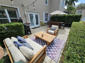 5570 SW 70th Pl S in Miami, FL - Foto de edificio - Building Photo