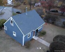 16 Russell St in Wyandanch, NY - Building Photo