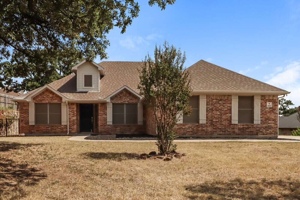 1005 Red Cedar Way in Burleson, TX - Foto de edificio