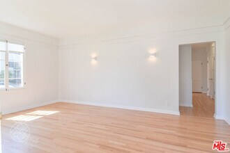 1069 S Holt Ave in Los Angeles, CA - Building Photo - Building Photo