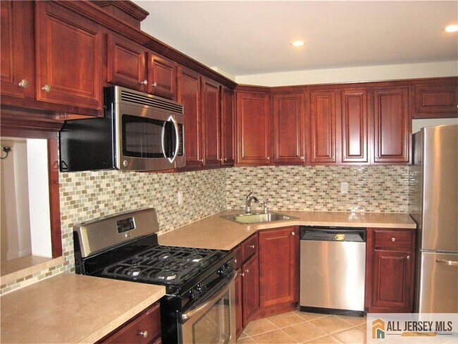 43 Morgan Pl in East Brunswick, NJ - Building Photo - Building Photo