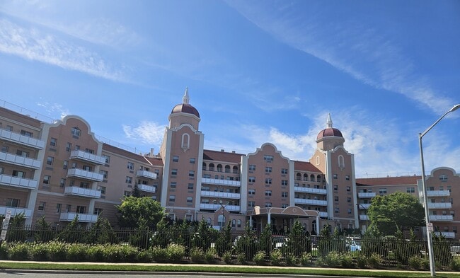 2 Richmond Rd, Unit 4F in Lido Beach, NY - Foto de edificio - Building Photo