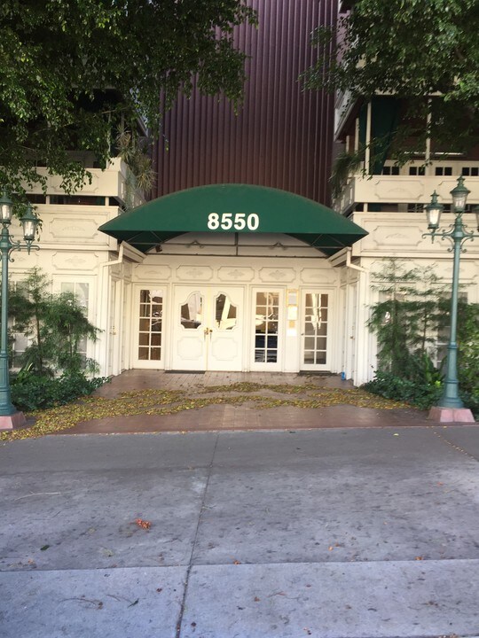 8550 Holloway Dr in West Hollywood, CA - Building Photo