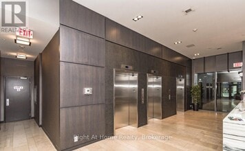 1940 Ironstone Dr in Burlington, ON - Building Photo - Building Photo