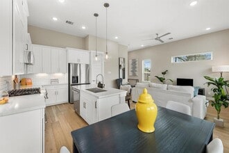 303 Queen Sude Ln in Houston, TX - Building Photo - Building Photo