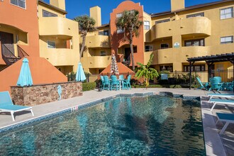 Seaside Village in Galveston, TX - Foto de edificio - Building Photo