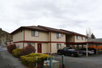 Shadow Butte Apartments in Bend, OR - Building Photo - Building Photo