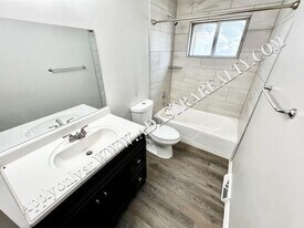 6044 Pflumm Rd in Shawnee, KS - Building Photo