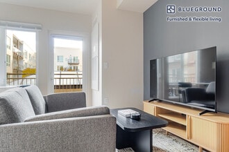 10333 Main St in Bellevue, WA - Foto de edificio - Building Photo