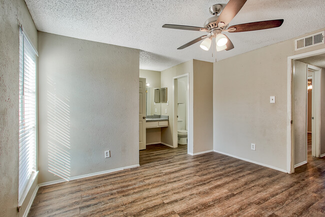 Chula Vista Apartments in Arlington, TX - Building Photo - Building Photo