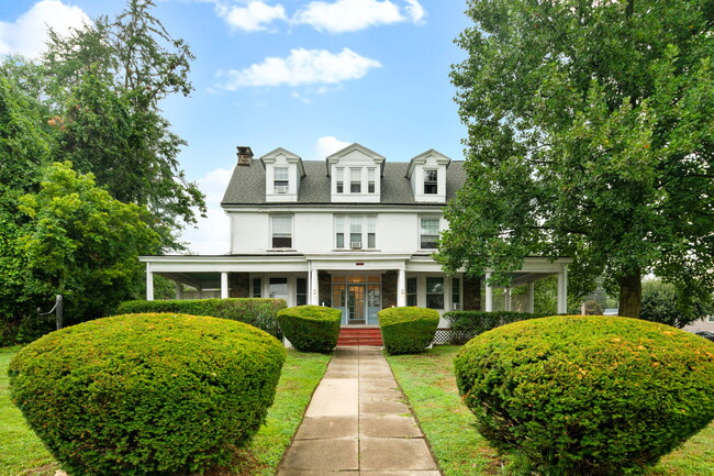 107 E Ridley Ave in Ridley Park, PA - Foto de edificio - Building Photo