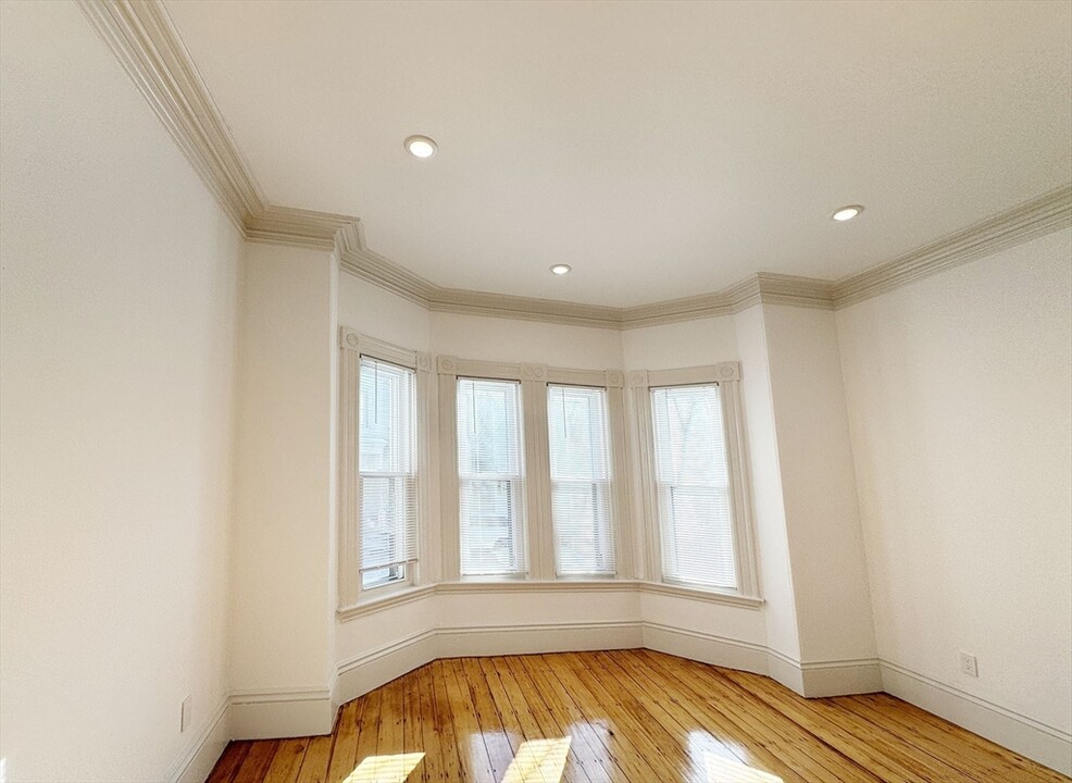 208 Lexington St, Unit 1 in Boston, MA - Building Photo