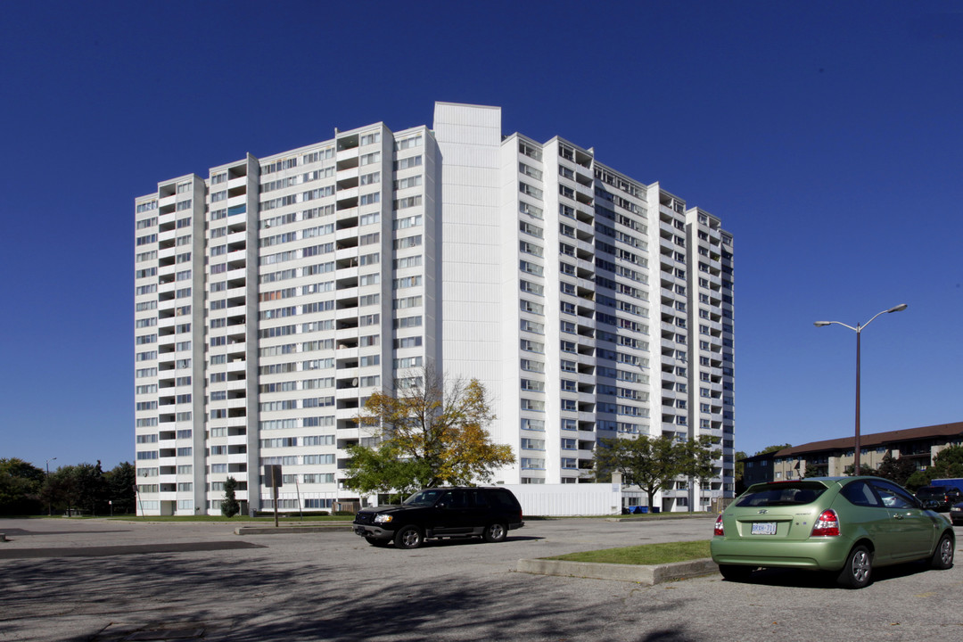 530 Lolita Gdns in Mississauga, ON - Building Photo