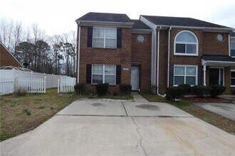 3860 Sir Francis Drake Dr in Chesapeake, VA - Building Photo - Building Photo
