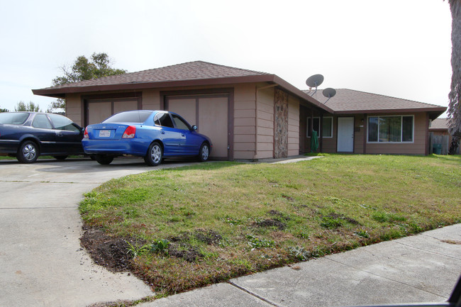 1403 Humphrey Dr in Suisun City, CA - Foto de edificio - Building Photo