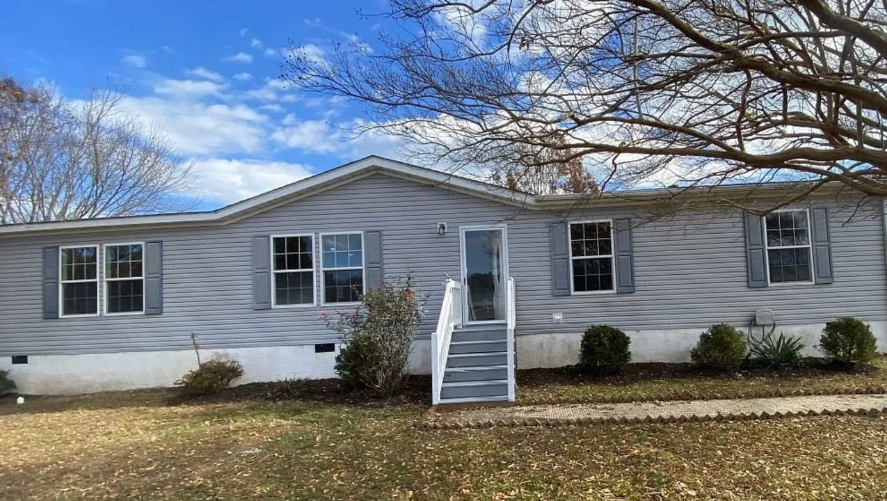367 Porpoise Cove Ln in Deltaville, VA - Building Photo