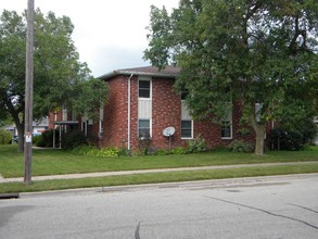 Suburban Appleton Brick Eight Family in Little Chute, WI - Building Photo - Building Photo