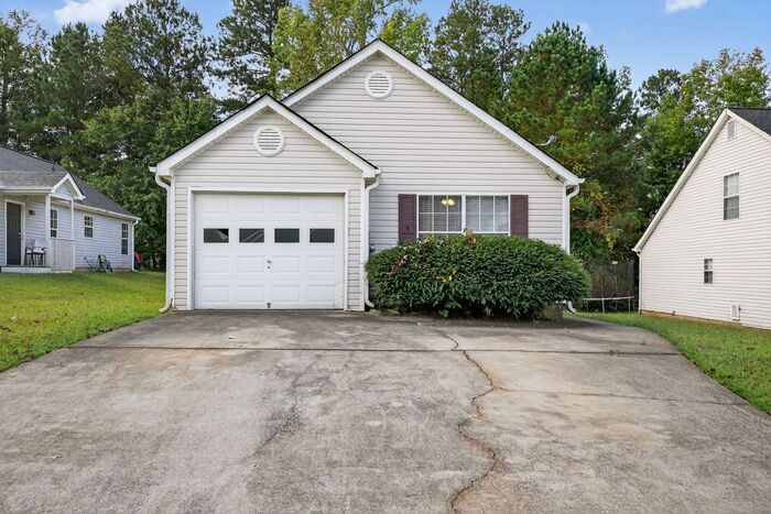 1584 Wembley Dr in Douglasville, GA - Building Photo