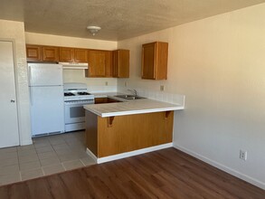 2450 Truman Ave, Unit c in Oakland, CA - Building Photo - Building Photo