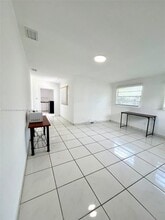 1666 NE 183rd St in North Miami Beach, FL - Building Photo - Building Photo