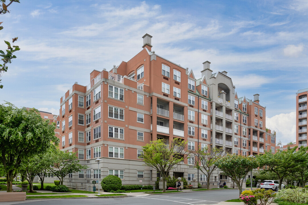 100-150 Oceana Dr W in Brooklyn, NY - Building Photo