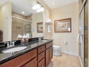 13941 Clubhouse Dr in Tampa, FL - Foto de edificio - Building Photo