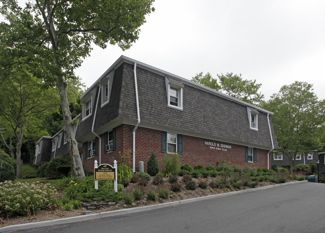 6 Butler St in Glen Cove, NY - Building Photo - Building Photo