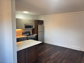 5653 N Ashland Ave, Unit 303 in Chicago, IL - Building Photo - Building Photo