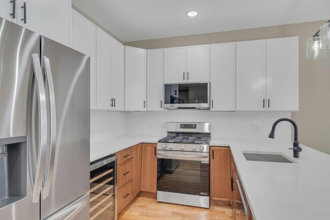 275 Pearsall Ave in Jersey City, NJ - Building Photo - Building Photo
