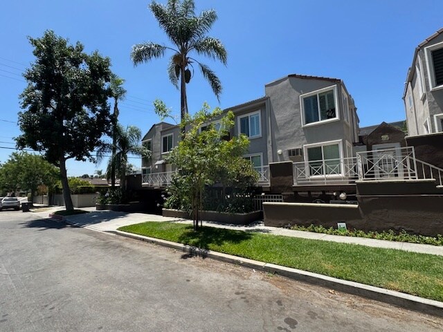 355 N Maple St, Unit Entourage in Burbank, CA - Building Photo - Building Photo