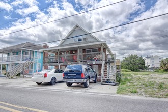 417 Carolina Beach Ave N in Carolina Beach, NC - Building Photo - Building Photo