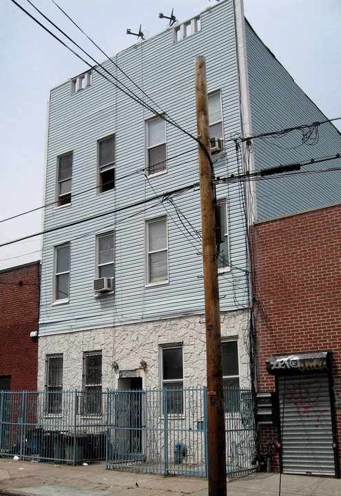 323 Stagg St in Brooklyn, NY - Building Photo