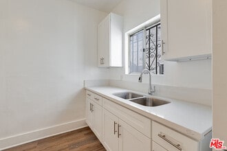 220 E Vernon Ave in Los Angeles, CA - Foto de edificio - Building Photo