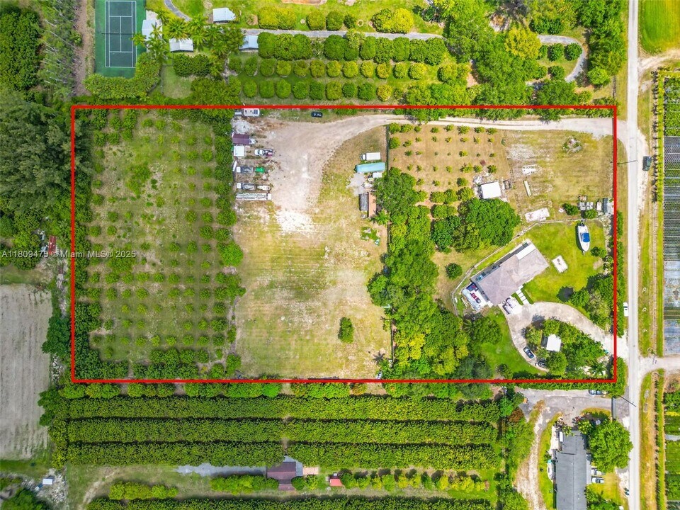 19050 SW 144th Ave in Miami, FL - Building Photo