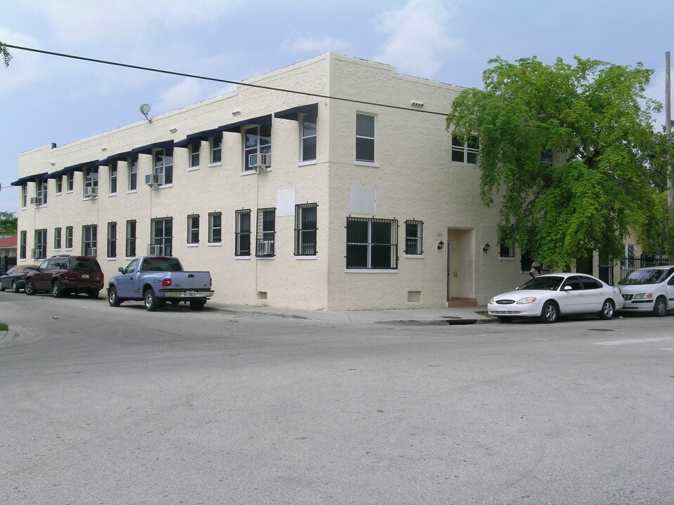 103-105 NE 59th St in Miami, FL - Foto de edificio