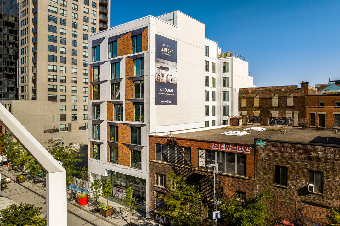 1424 Saint-Laurent Boul in Montréal, QC - Building Photo