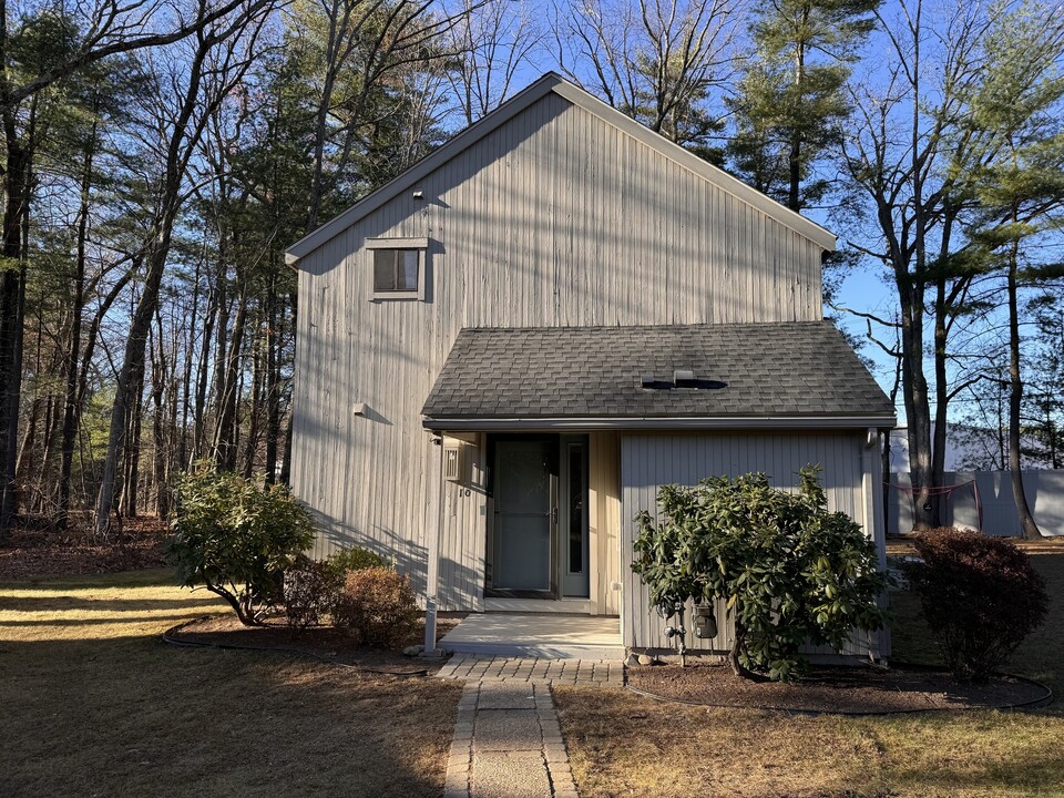 10 Gray Pine Common in Avon, CT - Foto de edificio