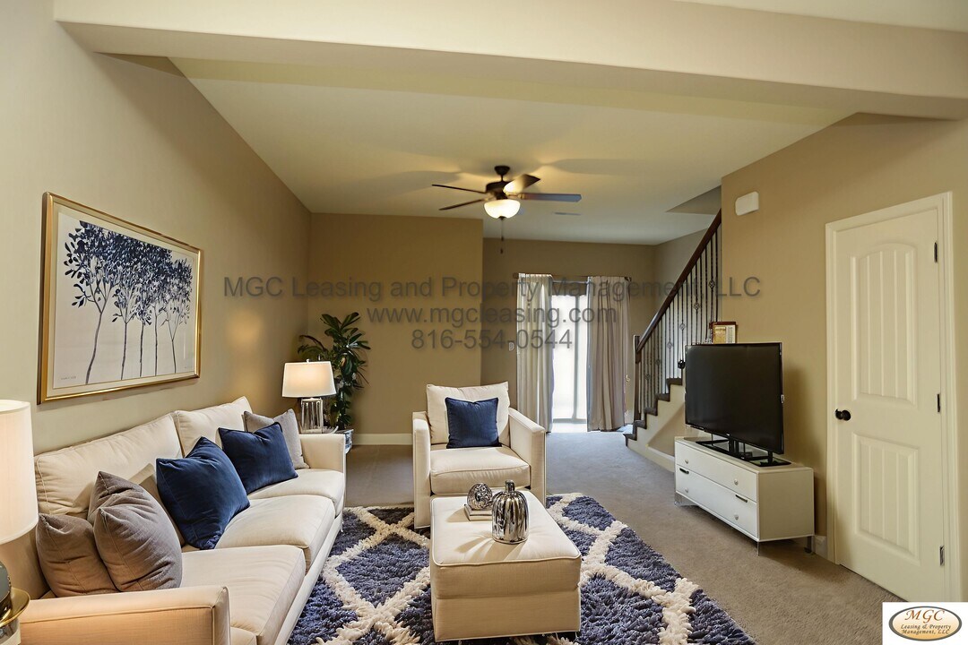 502 N Foxridge Dr in Raymore, MO - Building Photo