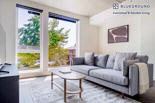 10050 NE 10th St in Bellevue, WA - Building Photo