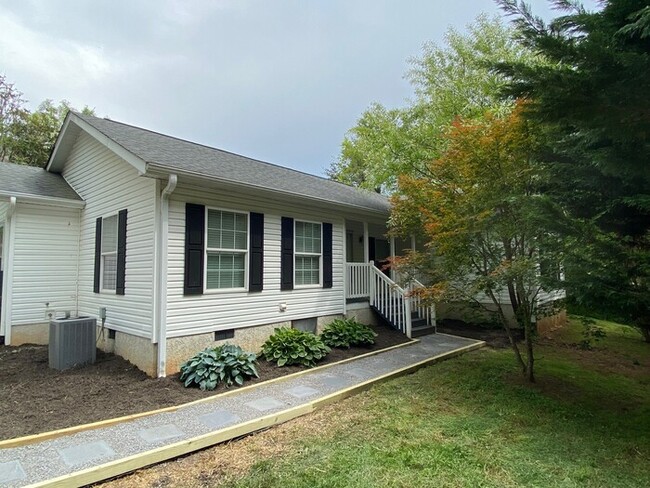 230 Craggy St in Black Mountain, NC - Building Photo - Building Photo