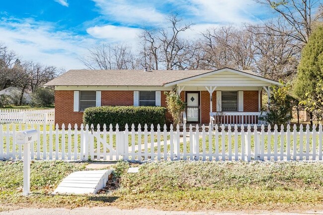 601 N Martin St in Malakoff, TX - Foto de edificio - Building Photo