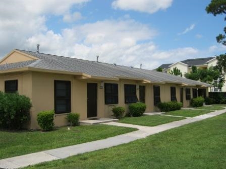 South 27th Street Circle in Fort Pierce, FL - Building Photo